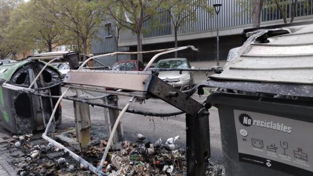 Queman una batería de contenedores en el barrio de Can Palmer de Viladecans