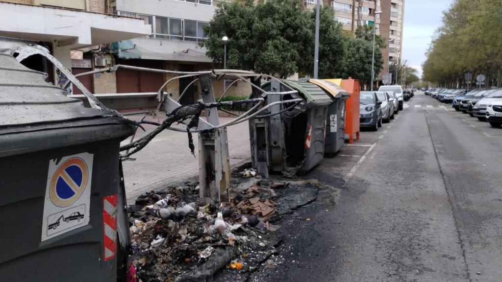 Contenedores quemados en Can Palmer