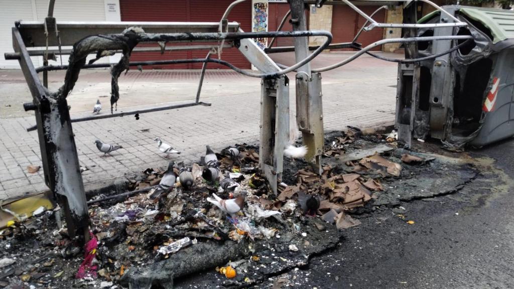 Queman una batería de contenedores en el barrio de Can Palmer de Viladecans