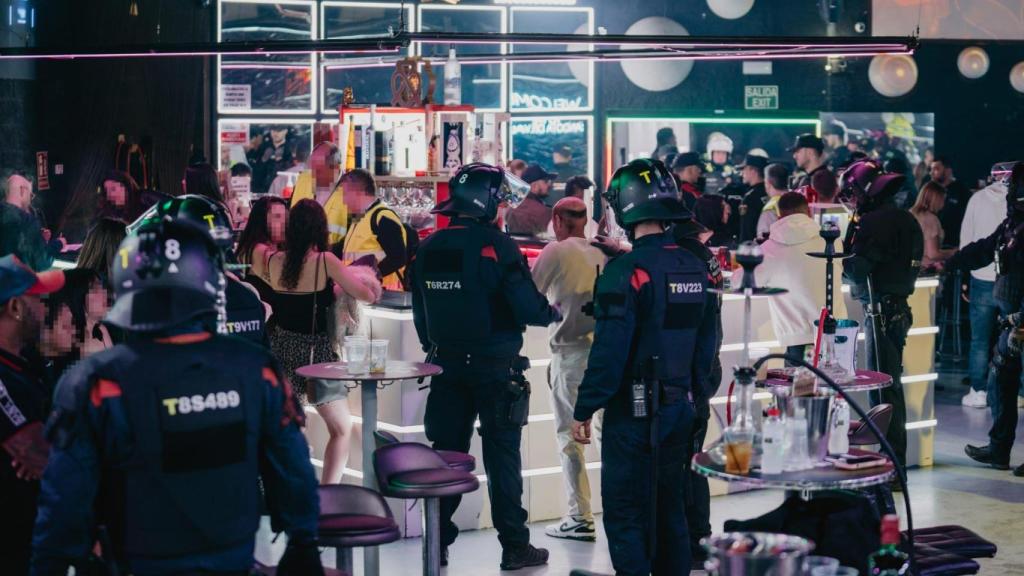 Terrassa aprieta contra el ocio nocturno: redada en un local con más de 100 identificados y armas