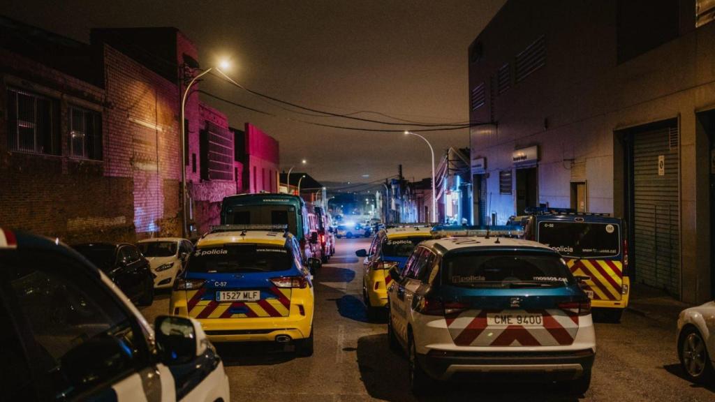 Terrassa apreta contra l'oci nocturn: redada en un local amb més de 100 identificats i armes