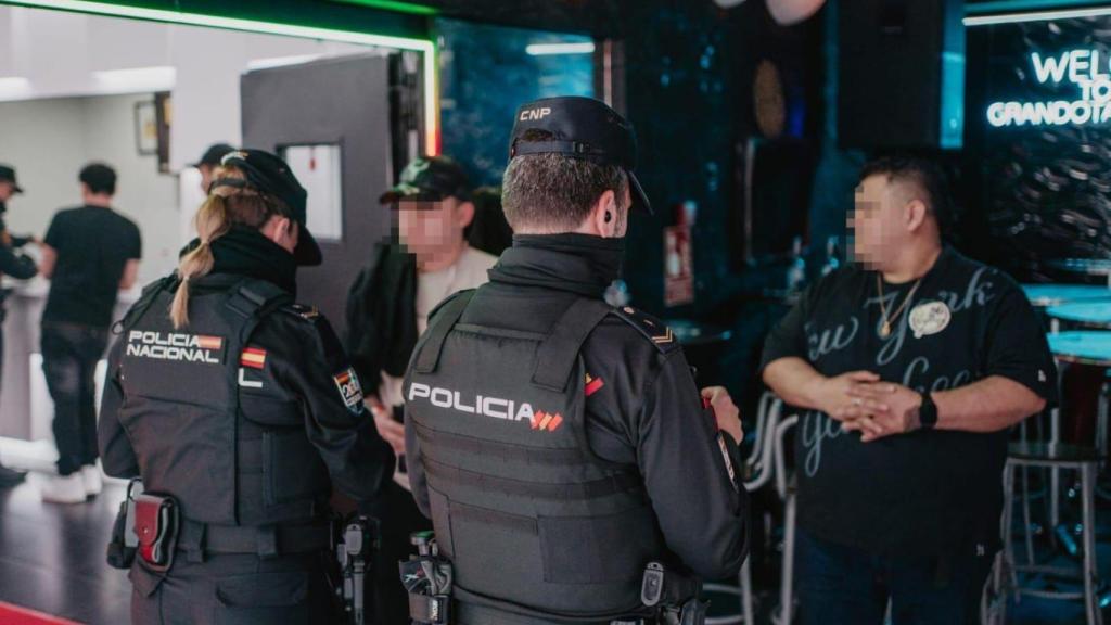 Terrassa apreta contra l'oci nocturn: redada en un local amb més de 100 identificats i armes