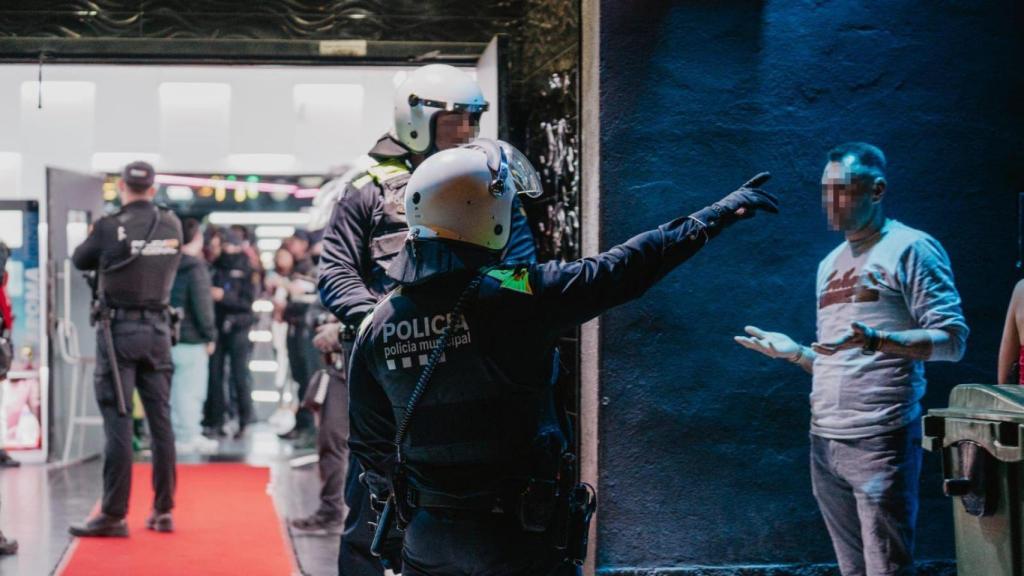 Terrassa apreta contra l'oci nocturn: redada en un local amb més de 100 identificats i armes