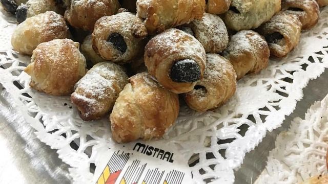 La panadería centenaria que elabora los croissants más pequeños de Barcelona: “Son los mejores de la ciudad”
