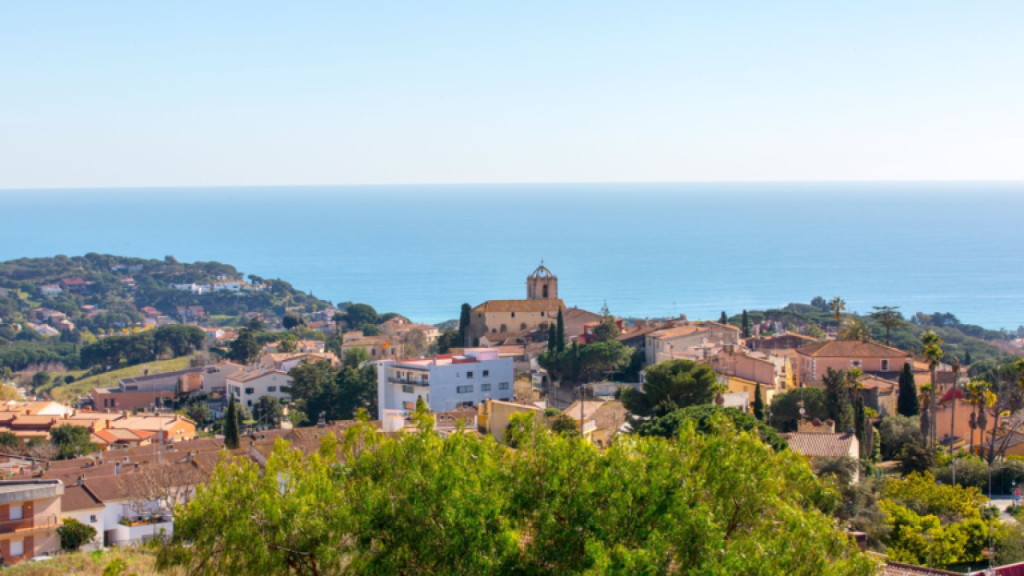 El pueblo idílico a media hora de Barcelona que es un tesoro: playas con aguas cristalinas y paisajes naturales