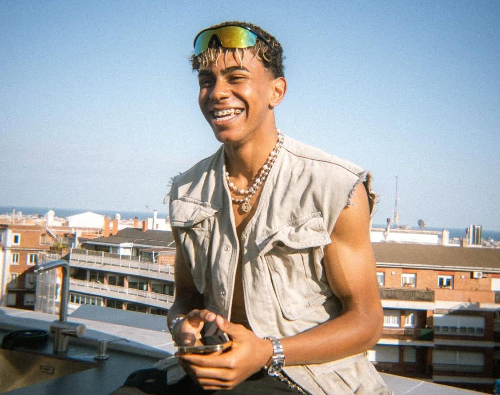 Lamine Yamal, sentado en una terraza de Barcelona