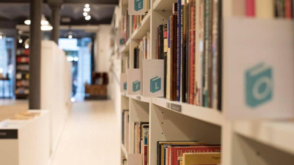 Prestatgeria de la llibreria de Re-read al carrer Diputació de Barcelona