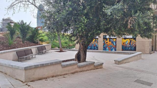 El distrito del Eixample de Barcelona mejora la acera y gana una pequeña plaza con el arreglo de la calle Castillejos