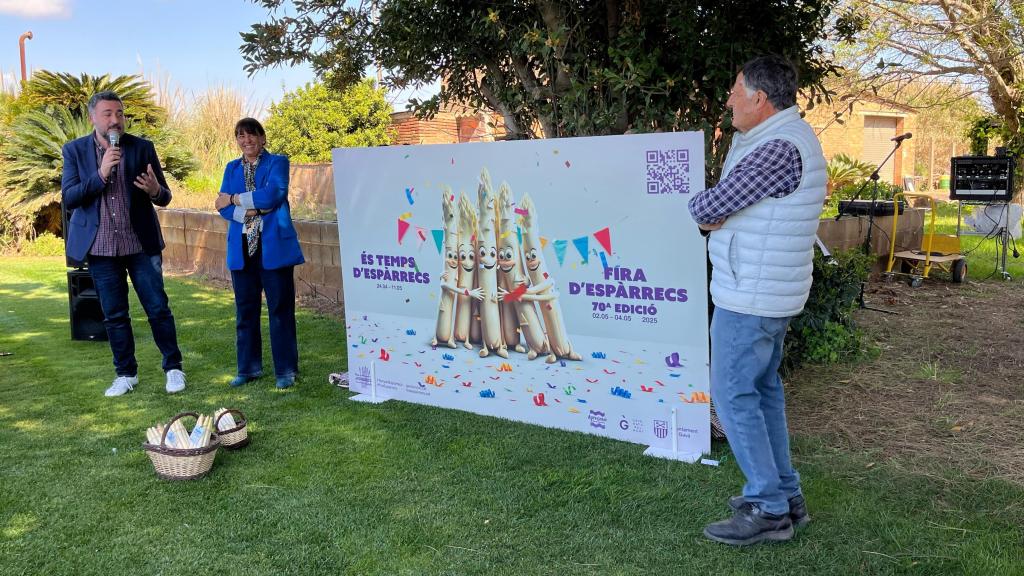 La alcaldesa de Gavà, Gemma Badia, descubre el cartel de 2025 durante la presentación de la ‘Fira d’Espàrrecs’