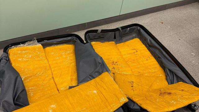 Siete paquetes plastificados ocultos en una maleta, confirmando posteriormente que eran más de 10 kilogramos de heroína