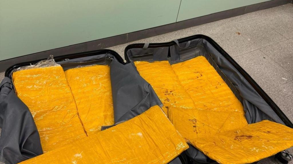 Siete paquetes plastificados ocultos en una maleta, confirmando posteriormente que eran más de 10 kilogramos de heroína