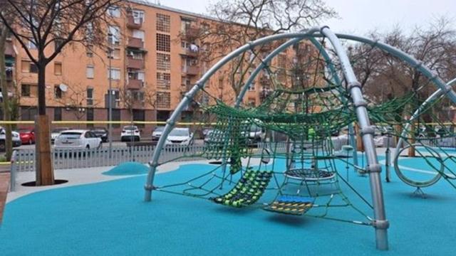 Barcelona inaugura un área de juegos infantiles en el barrio del Besòs i el Maresme