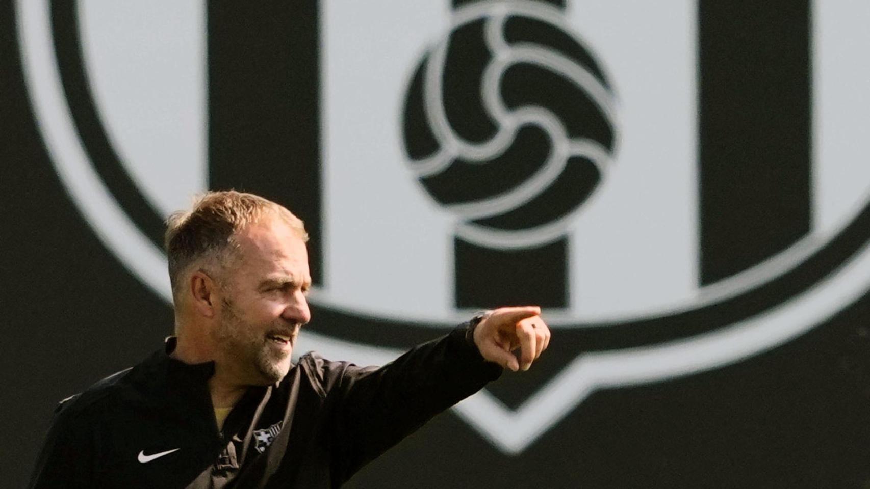 Flick da órdenes a los futbolistas del Barça en la Ciutat Esportiva