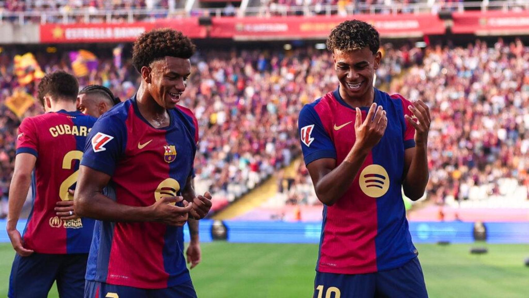 Alejandro Balde y Lamine Yamal celebran un gol del Barça