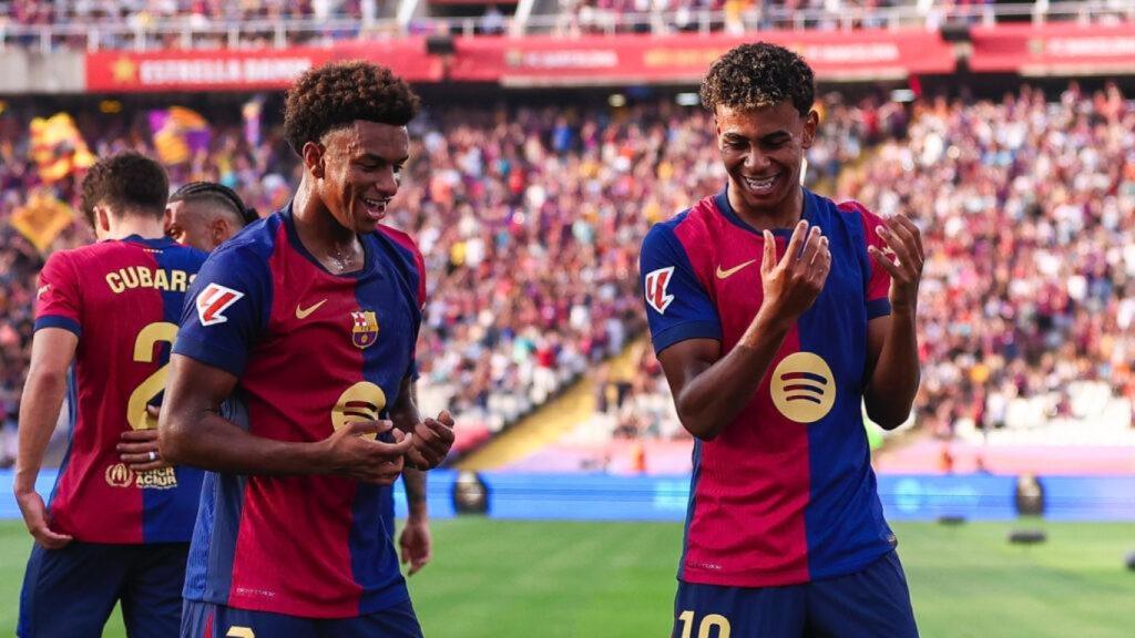 Alejandro Balde y Lamine Yamal celebran un gol del Barça