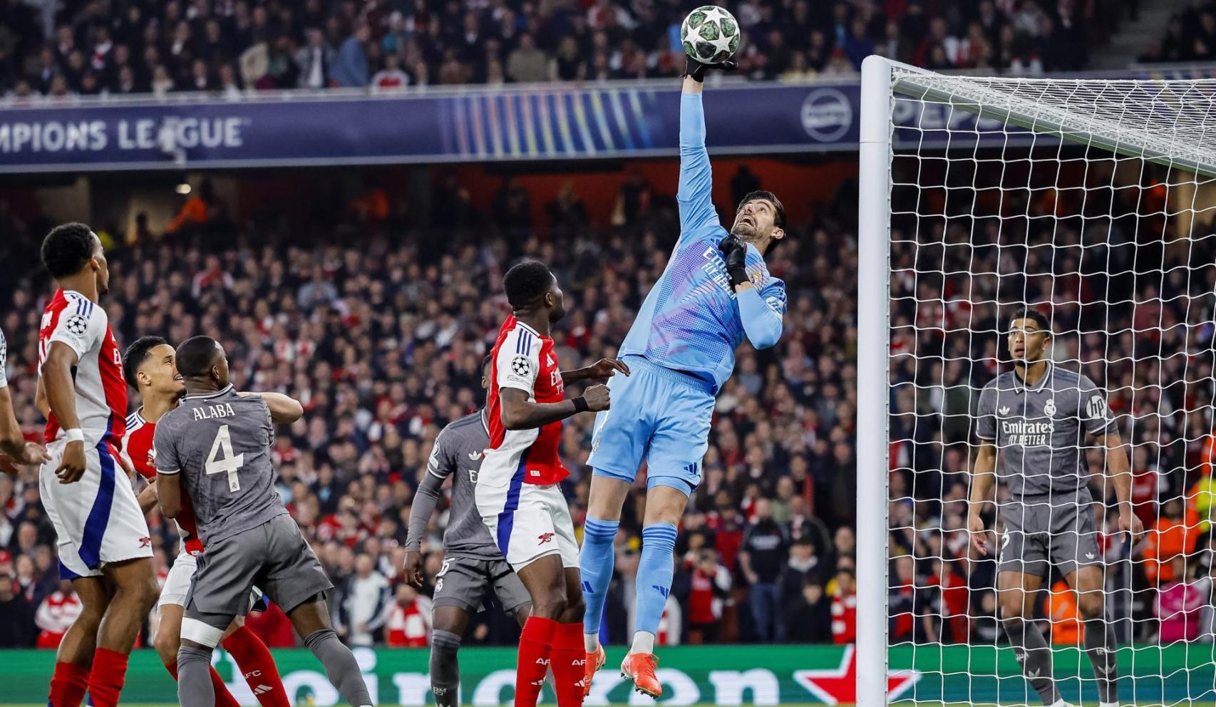 Courtois saca un córner peligroso del Arsenal en la Champions