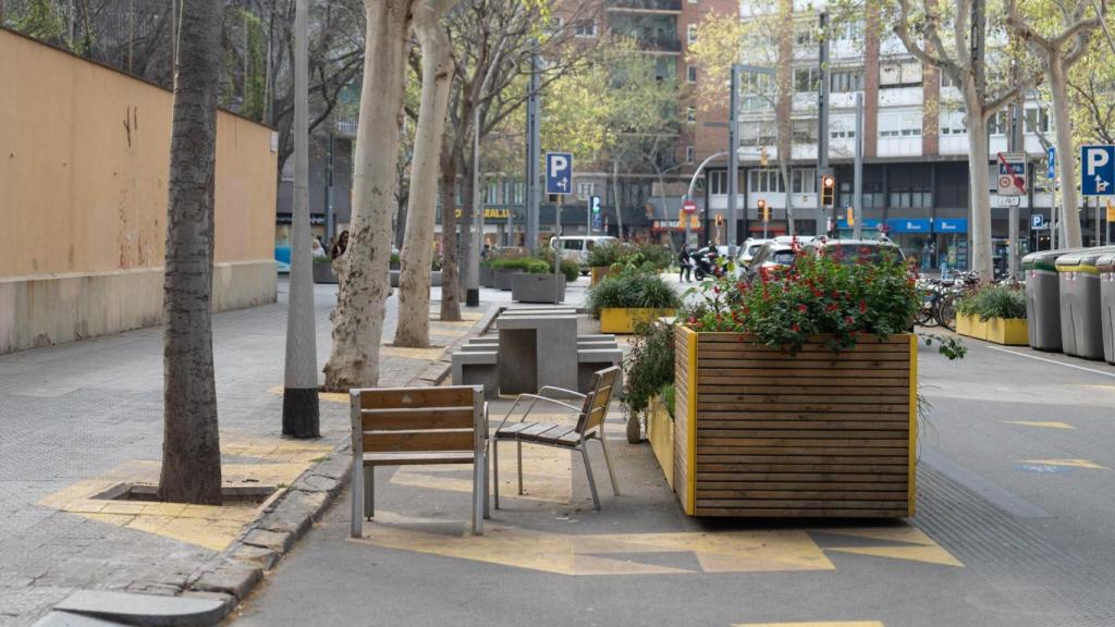 Patio y bancos frente a la Escola Aldana de Sant Antoni
