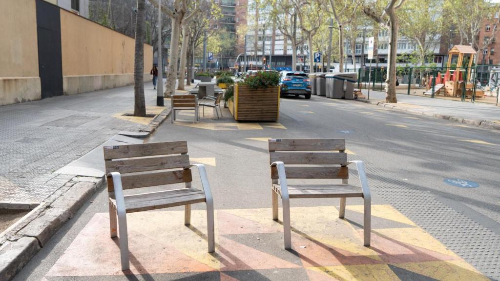 Pati i bancs davant de l'Escola Aldana de Sant Antoni
