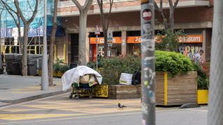 Una carretilla en la esquina de Comte Borrell con la calle Marquès de Campo Sagrado