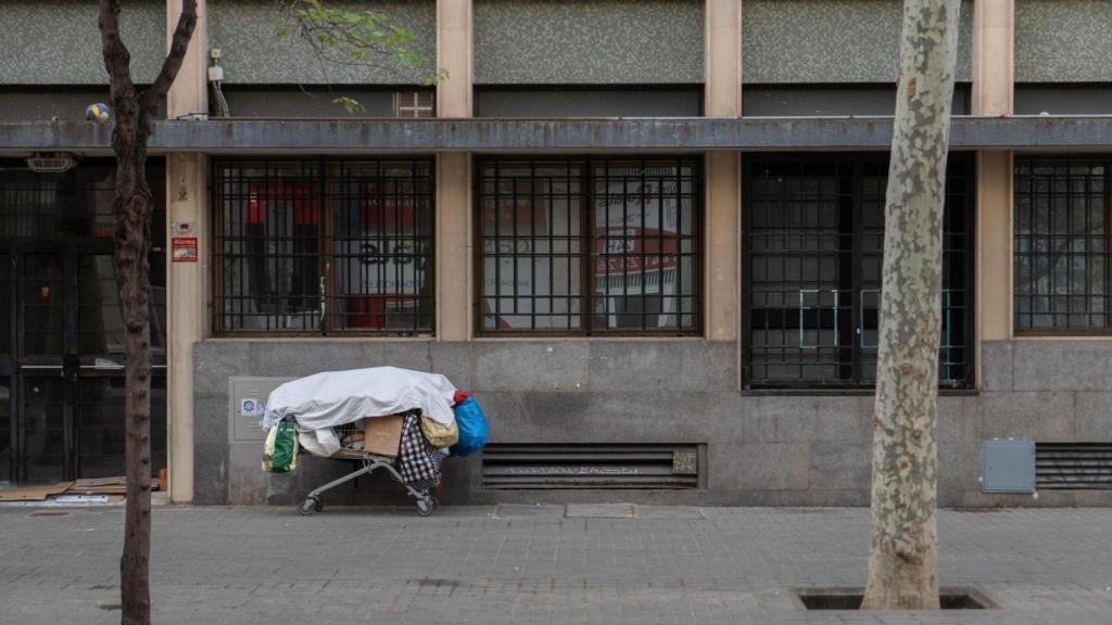 Una carretilla en la esquina de Comte Borrell con la calle Marquès de Campo Sagrado
