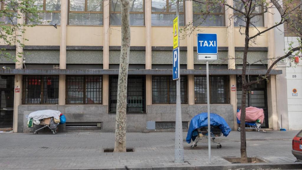 Varias carretillas en la esquina de Comte Borrell con la calle Marquès de Campo Sagrado