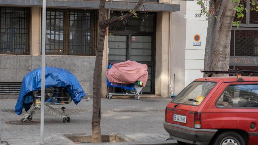 Varias carretillas en la esquina de Comte Borrell con la calle Marquès de Campo Sagrado