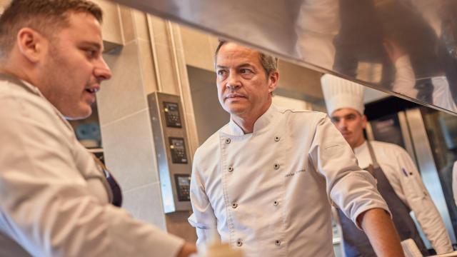 Javier Torres, uno de los hermanos Torres, en las cocinas del restaurante Eldelmar