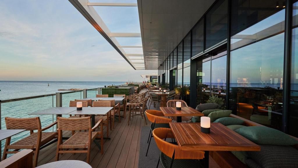 Terraza del restaurante Eldelmar de los hermanos Torres en el Port Olímpic de Barcelona