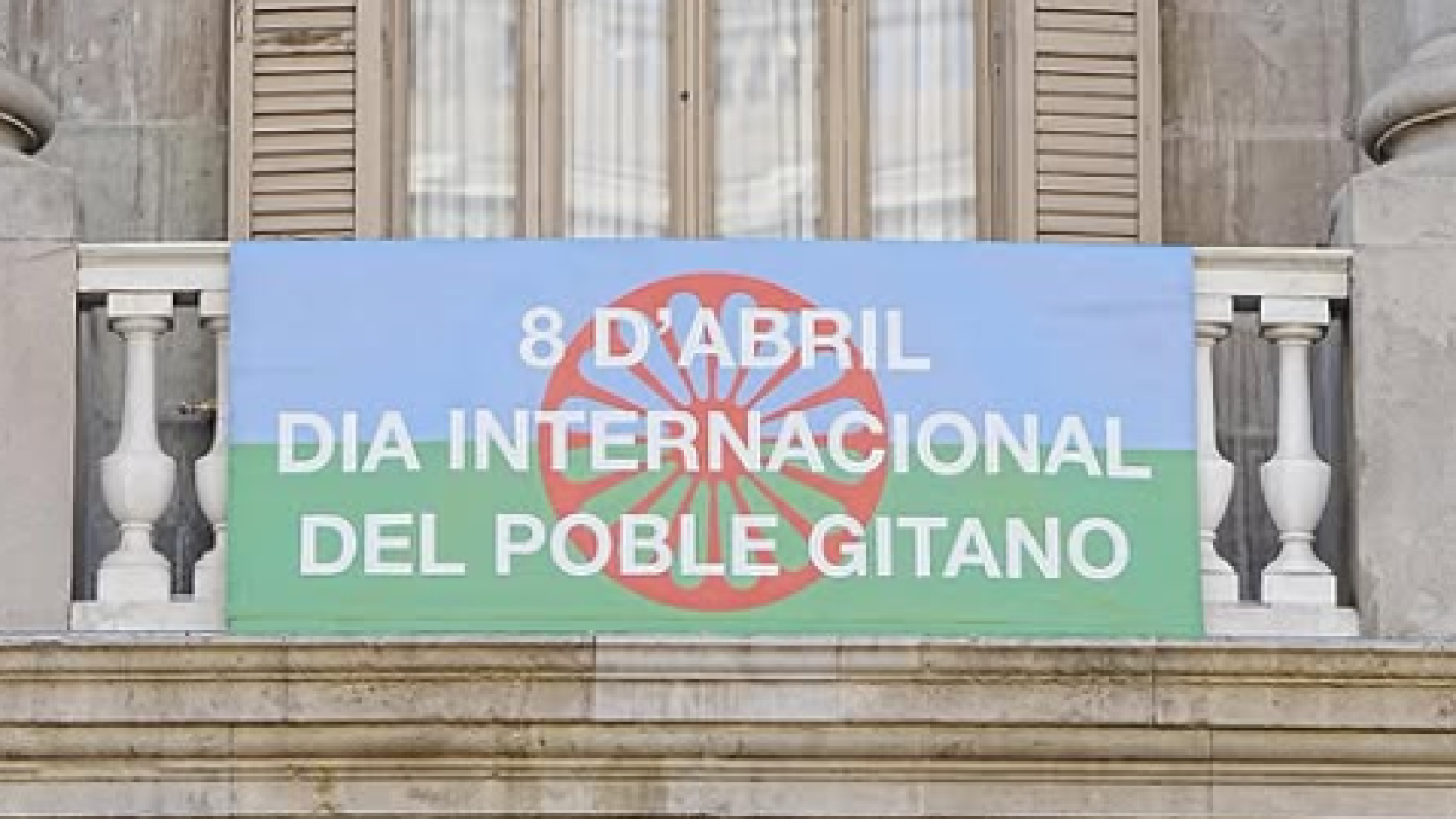 Bandera del pueblo gitano colgada en el Ayuntamiento de Barcelona
