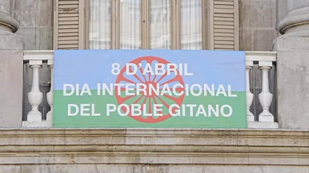 Bandera del pueblo gitano colgada en el Ayuntamiento de Barcelona