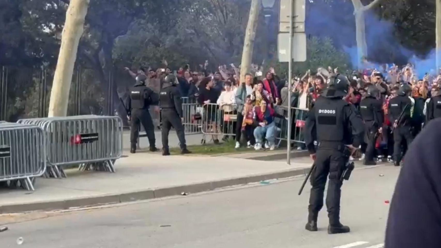 La afición del Barça recibe al autobús del Borussia Dortmund en Montjuïc con insultos y el lanzamiento de botellas de cristal y piedras