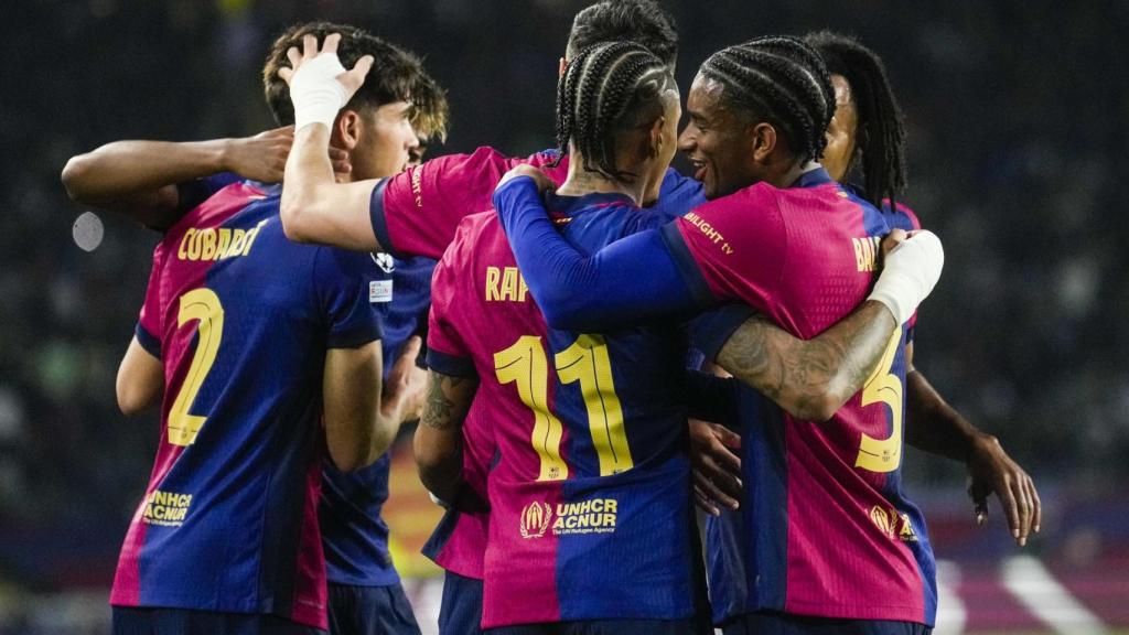 Los jugadores del Barça celebran el gol de Raphinha