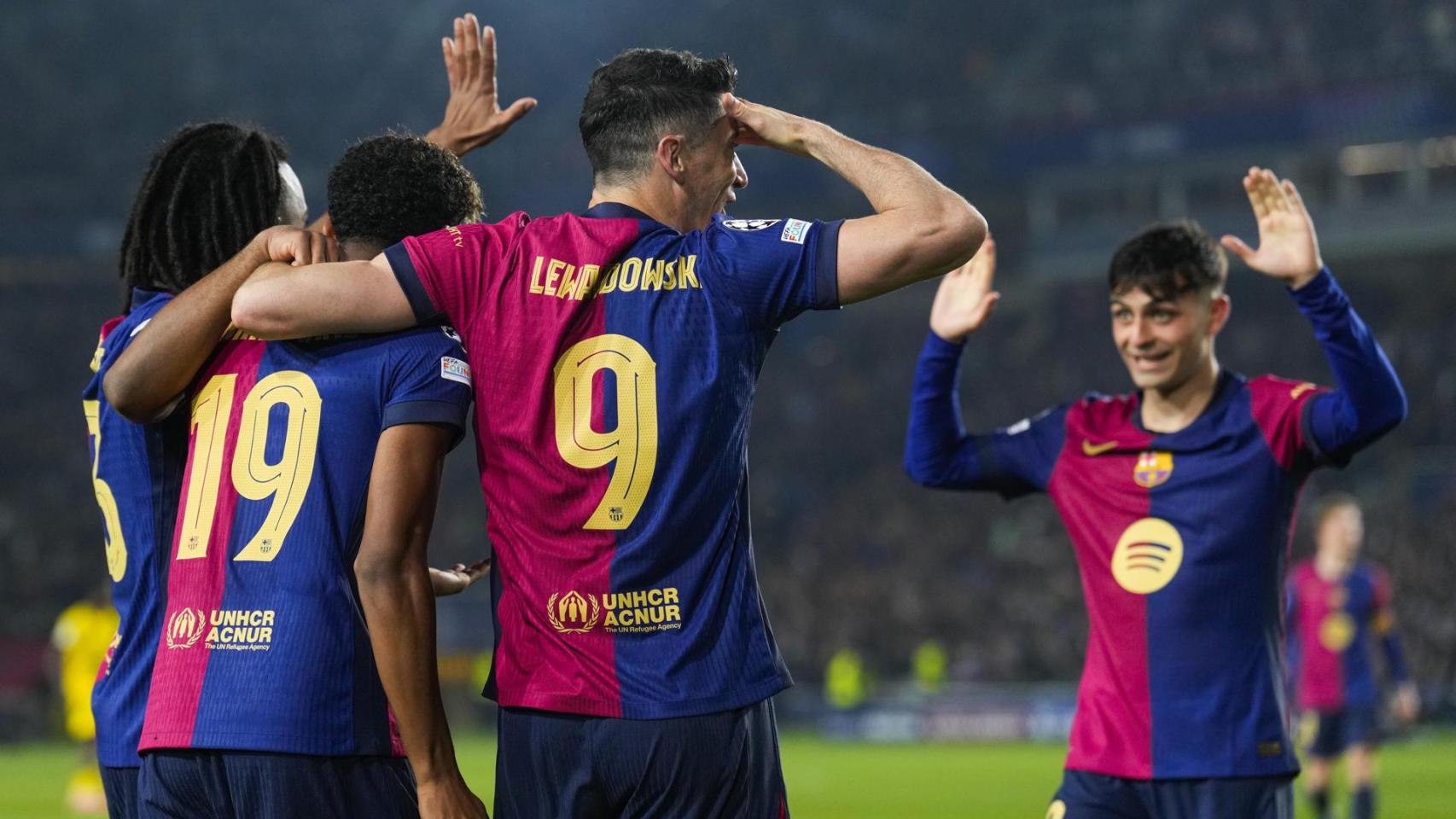 Los jugadores del Barça celebran el segundo gol, de Lewandowski