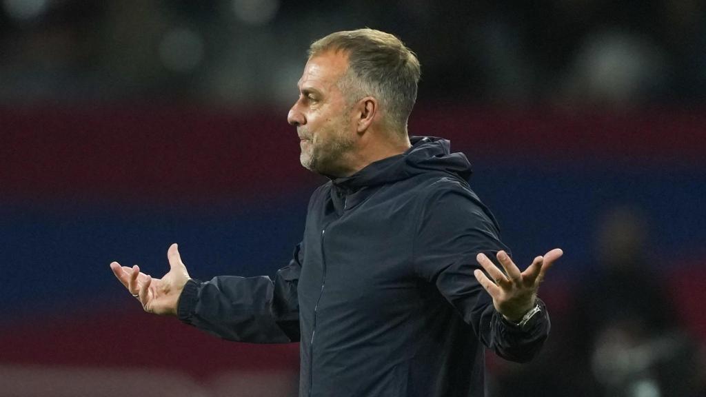 El entrenador del Barça, Hansi Flick, se dirige a sus futbolistas