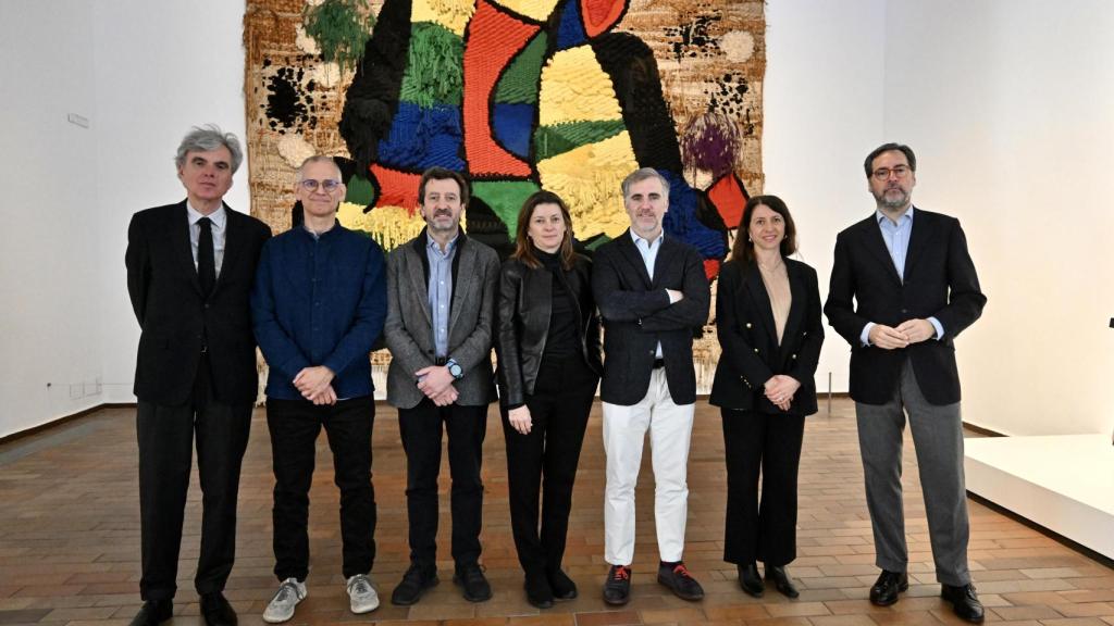 De izquierda a derecha: Fèlix Riera, codirector de la publicación cultural HänseliGretel; Marko Daniel, director de la Fundació Joan Miró; Jordi Espelt, Consejero Delegado de H10 Hotels; Sara Puig, presidenta de la Fundació Joan Miró; Guillermo Vallet, Vicepresidente Ejecutivo de Hotels Catalonia; Gemma Espelt, Directora de Marketing de H10 Hotels; Llucià Homs, codirector de la publicación cultural HänseliGretel