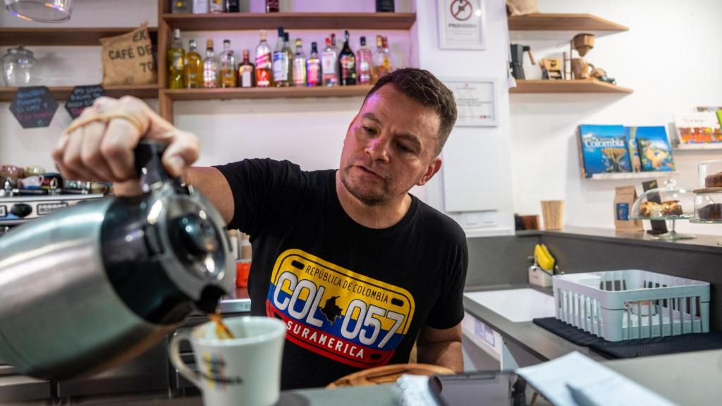 Alex, socio de 'Parcelona' sirviendo café filtrado en su cafetería de Poblenou