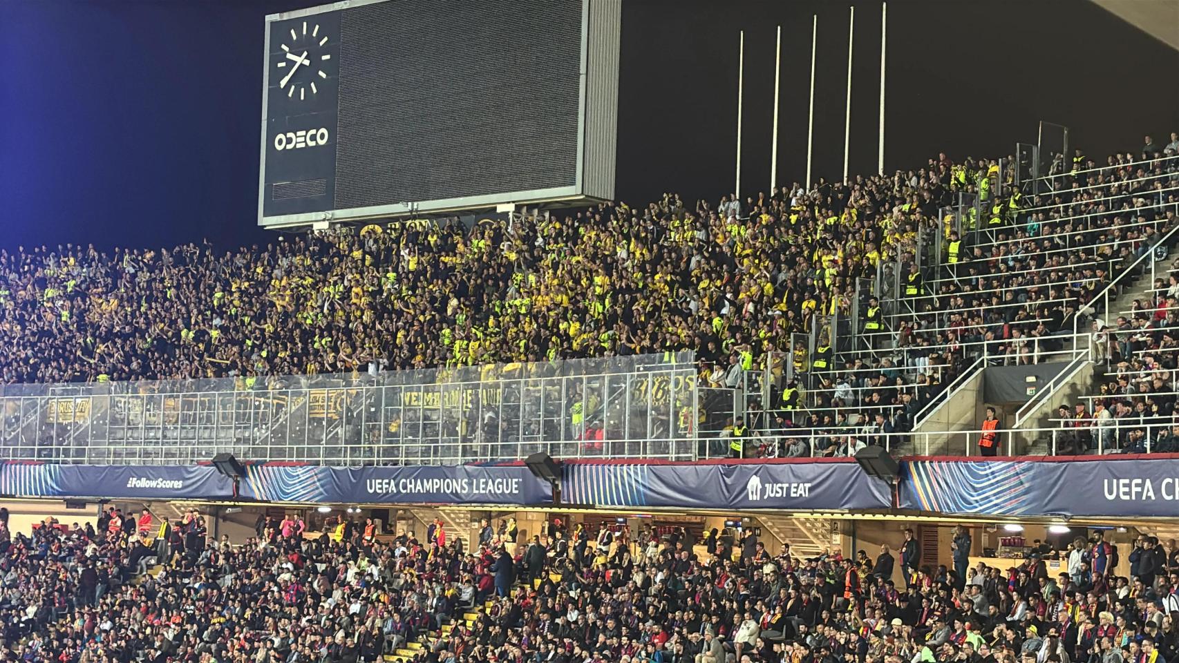 Los 2.800 aficionados del Borussia Dortmund en el Estadi Olímpic Lluís Companys de Montjuïc