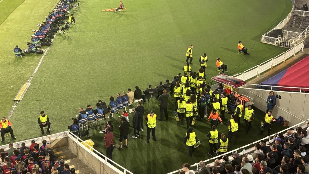 Stewards y profesionales de seguridad privada del Barça lucen peto del mismo color