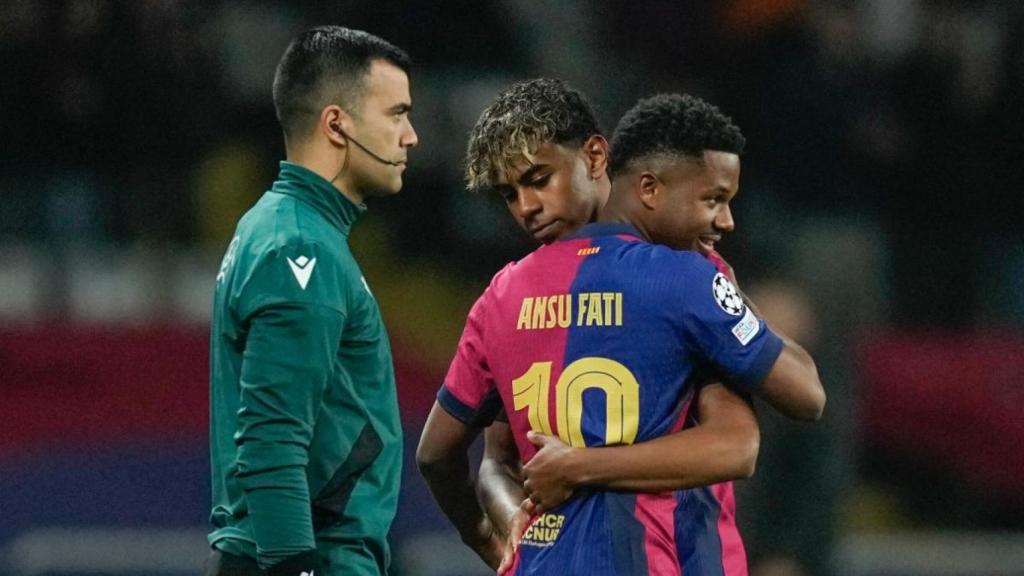 El abrazo de Lamine Yamal y Ansu Fati en una sustitución del Barça-Borussia Dortmund