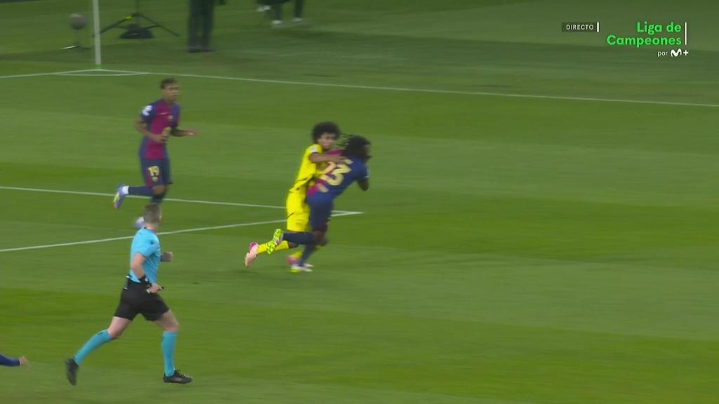 Karim Adeyemi tira del pelo de Jules Koundé en el Barça-Borussia (1)