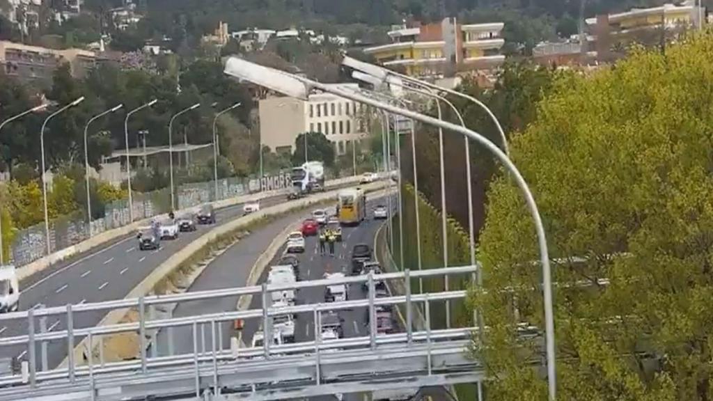 Un autocar averiado provoca en la entrada de Barcelona