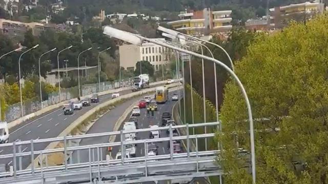 Un autocar averiado provoca en la entrada de Barcelona