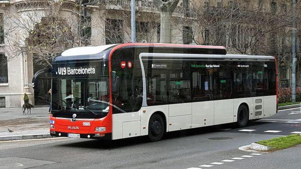 El autobús V19 circulando por el paseo de Sant Joan de Barcelona
