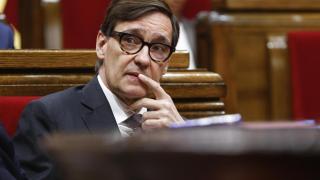 El presidente de la Generalitat , Salvador Illa, durante la sesión de control en el pleno del Parlament, celebrada este miércoles después de que el pasado lunes anunciara un plan para movilizar 1.500 millones de euros en ayudas y préstamos para hacer frente al impacto de la subida de aranceles de Estados Unidos