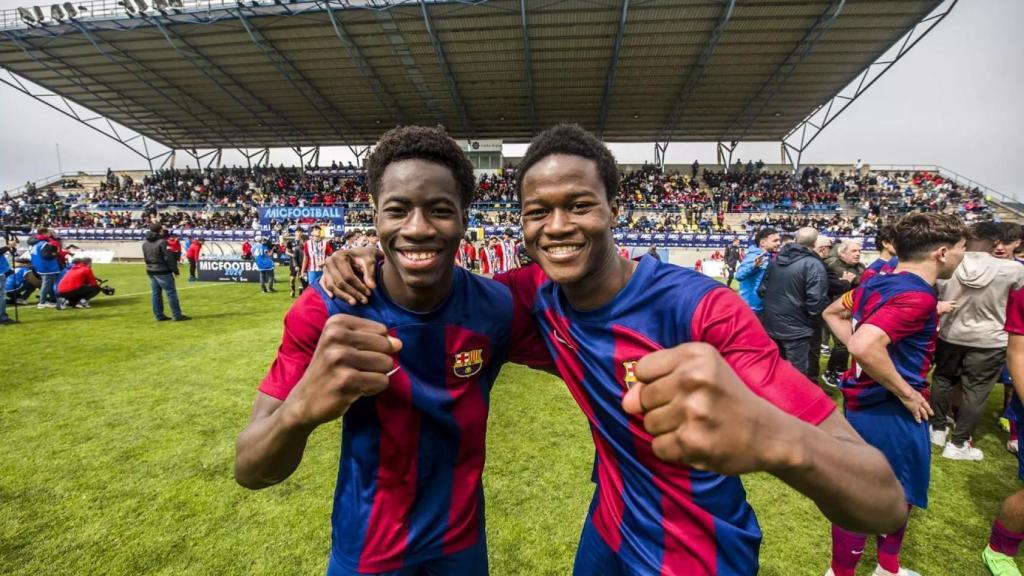 Ebrima Tunkara y Baba Kourouma celebran la conquista del torneo MIC en categoría sub-16