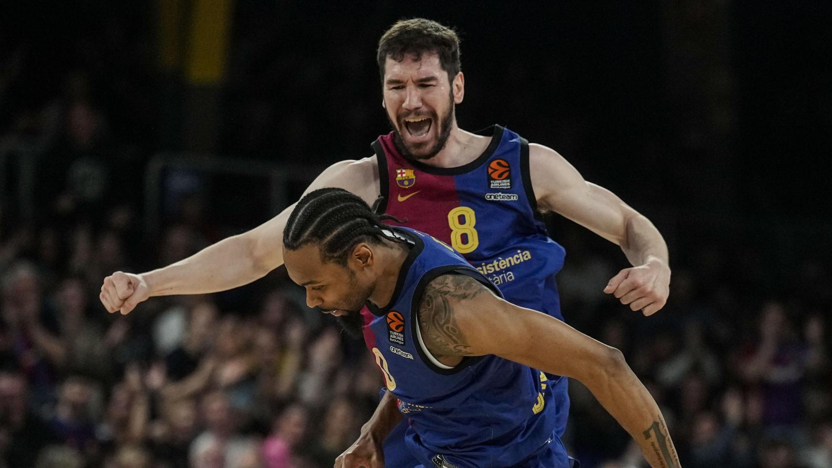 Darío Brizuela y Kevin Punter celebran una canasta del Barça de basket en la Euroliga