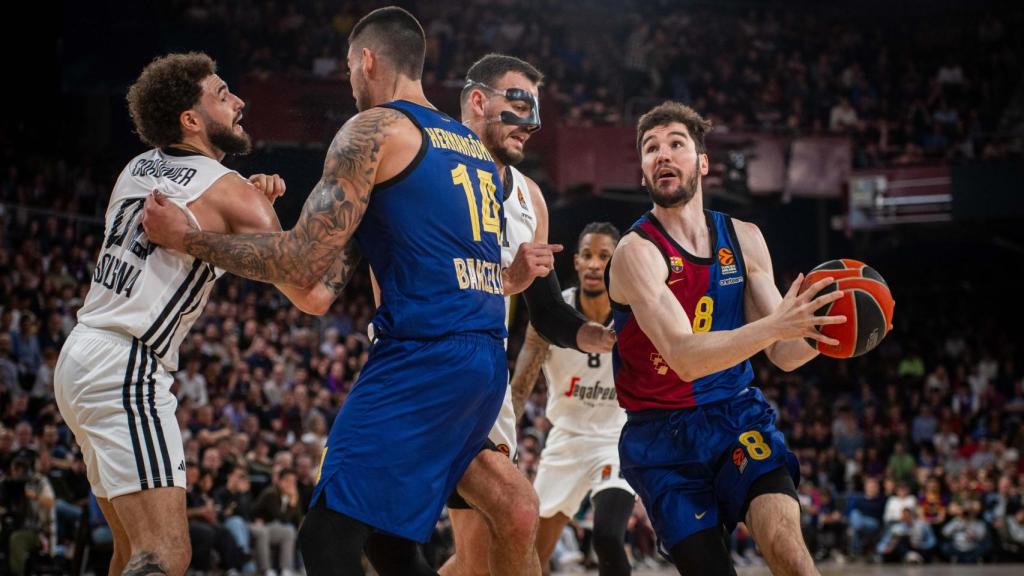 Darío Brizuela penetra a canasta durante el Barça de basket-Virtus Bolonia