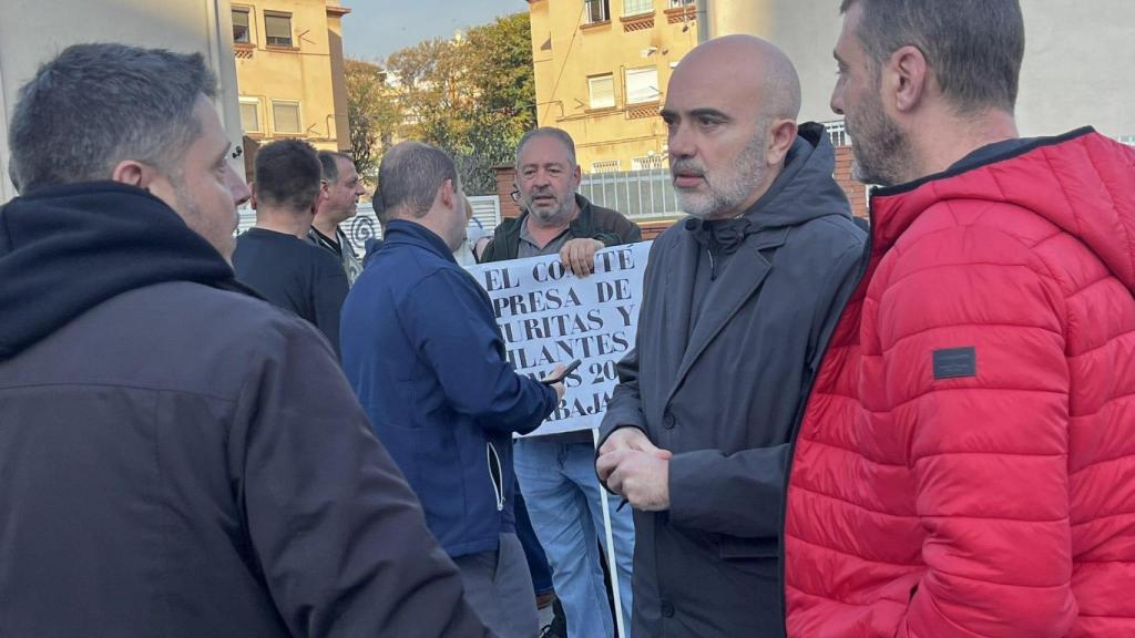 El líder del PP a l'Ajuntament de Barcelona, Daniel Sirera, juntament amb el portaveu de ADN Sindical, Sergio Sánchez, en la manifestació de vigilants