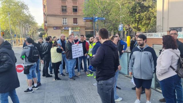 Decenas de vigilantes de seguridad del metro Barcelona se manifiestan por sus condiciones laborales