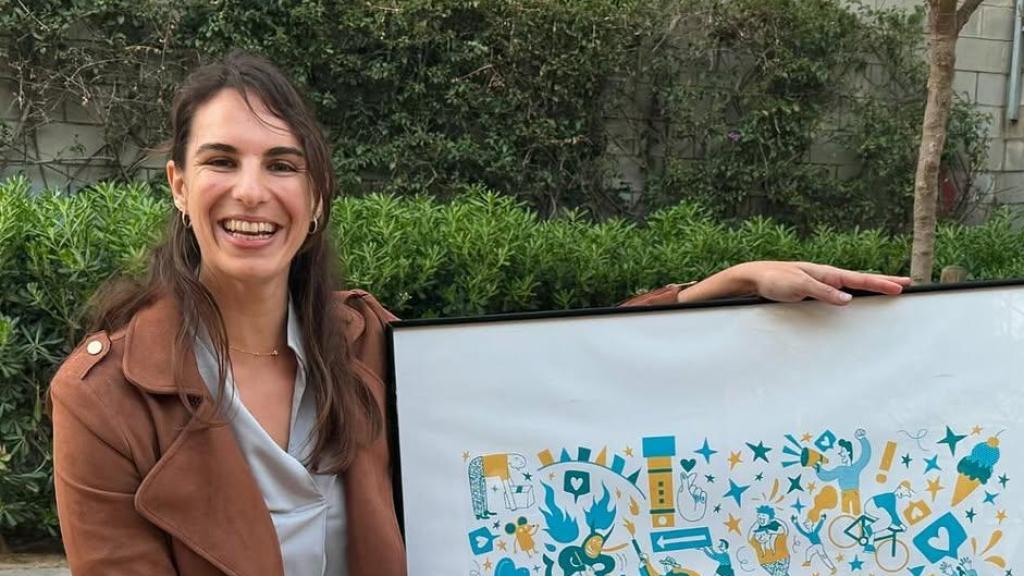 Manuela Serrat Crehuet, la diseñadora del cartel ganador de las Fiestas de Gràcia de Barcelona 2025